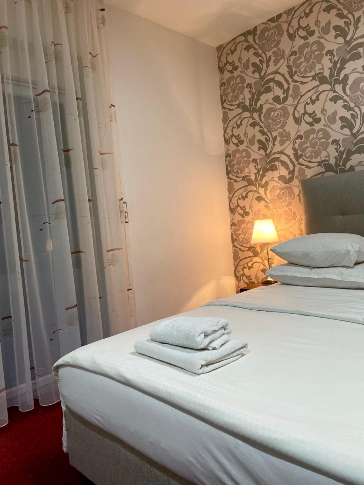 Swiss Plus Hotel Bihać Esterno foto
