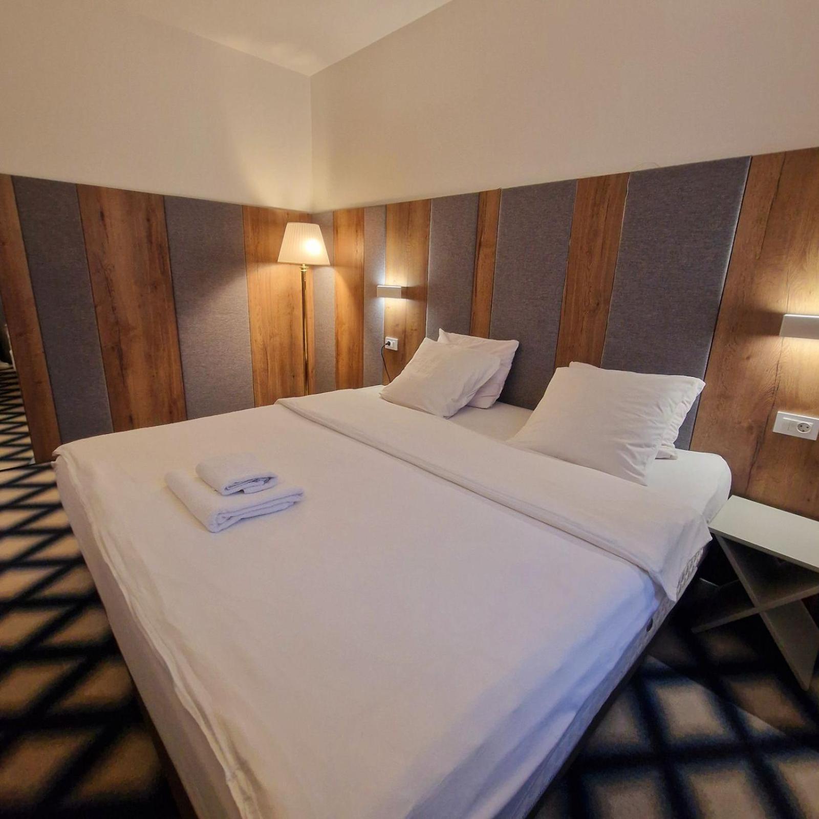 Swiss Plus Hotel Bihać Esterno foto