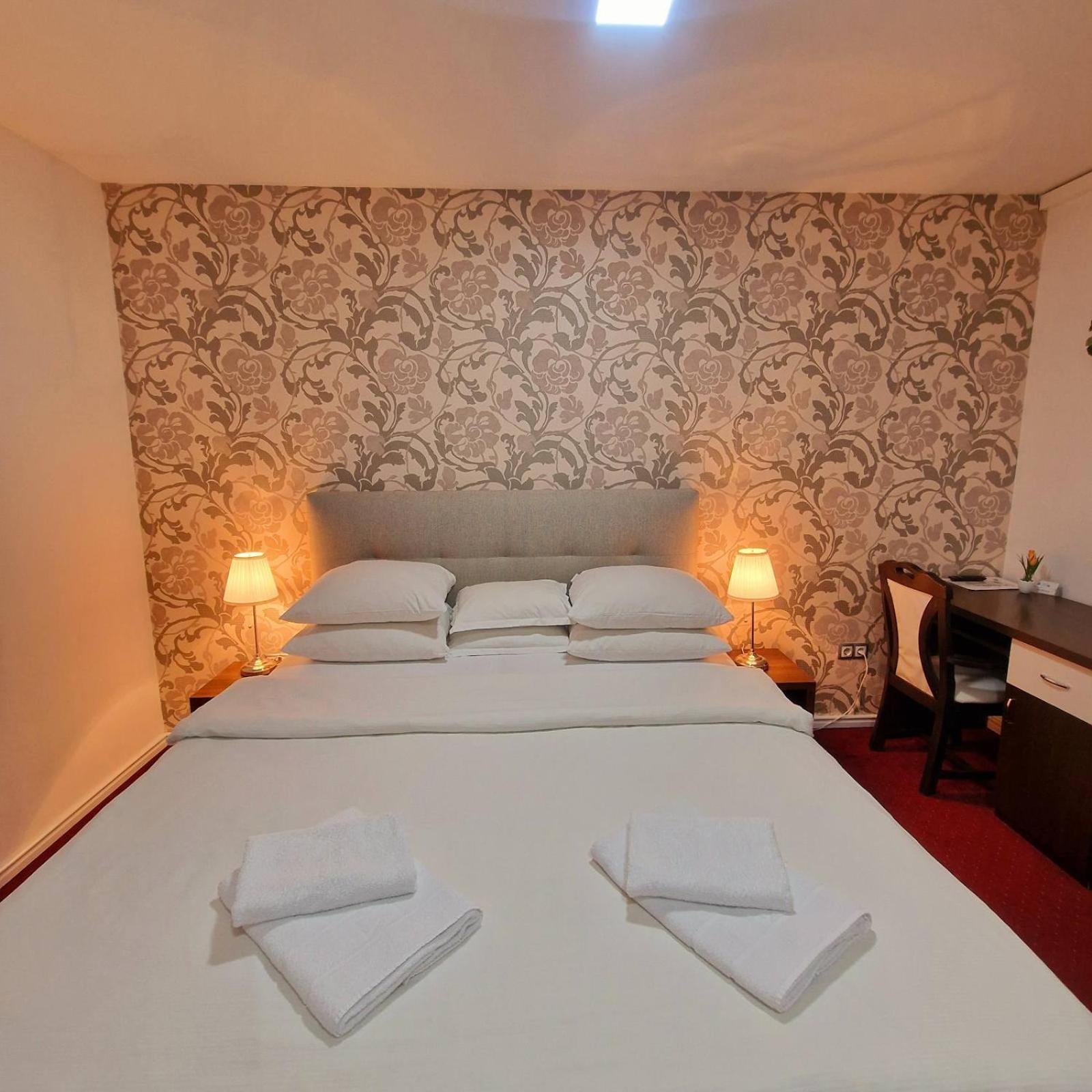 Swiss Plus Hotel Bihać Esterno foto